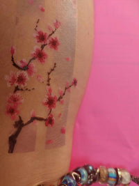 Tatuagem temporária de ramo de flor cor-de-rosa