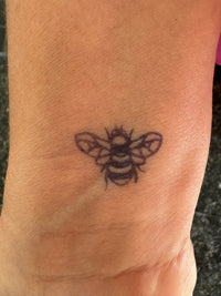 Tatouage semi-permanent - Petite abeille