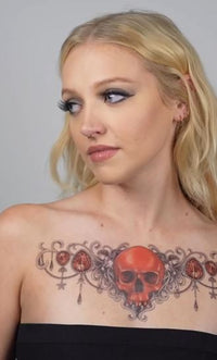 Tatuaggio con osso di bellezza rosso rubino