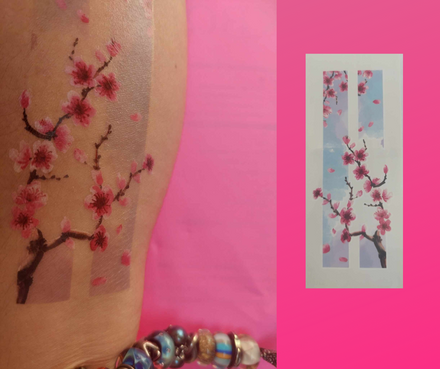 Tatuaggio temporaneo con ramo di fiore rosa