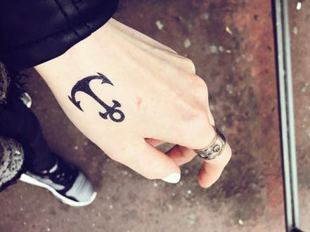 Miley Cyrus' tattoo: anchor on the wrist – The Flash Tattoo