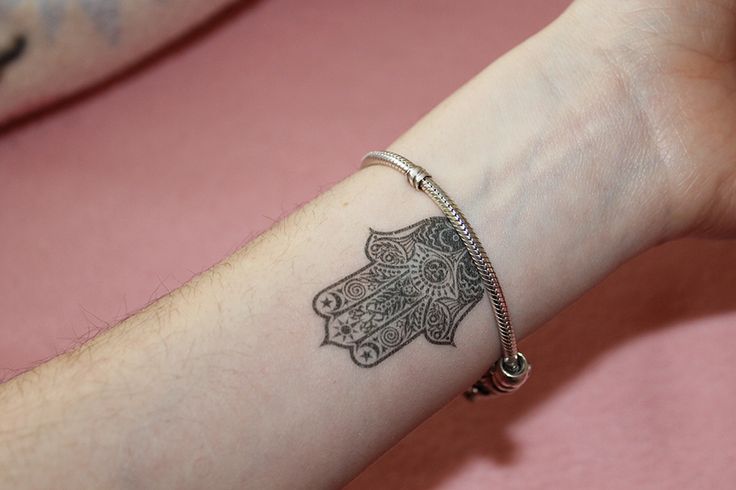 Hamsa tattoo for a friend👁✋🏻 3rl and 5 rl I started poking about a month  ago☺️ I will be sooo grateful if you visit my tatt Ig: lula_poke i have so  many