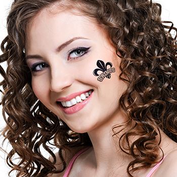 A girl paint mascot on her face.